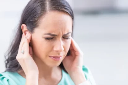 Frau mit Ohrgeräuschen - Tinnitus